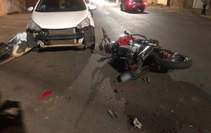 Fugindo da polícia, moto em alta velocidade bate em dois carros em Três Lagoas
