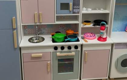 Apae de Araçatuba recebe doação de minicozinha infantil