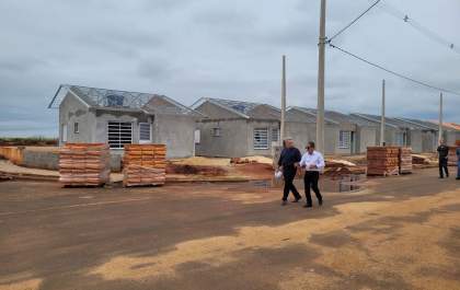 Presidente da CDHU visita Castilho e anuncia entrega de moradias para novembro