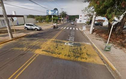 Mulher tem bicicleta elétrica recolhida após bater em viatura da polícia