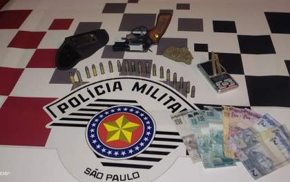 Garçom é preso por tráfico de drogas e porte ilegal de arma