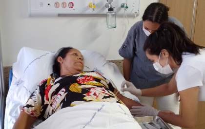 Após 6 anos e meio de espera, paciente é chamada para cirurgia no joelho