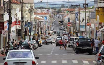 Andarilho tumultua no centro de Andradina