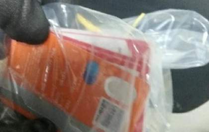Andarilho é detido com drogas e cartões bancários