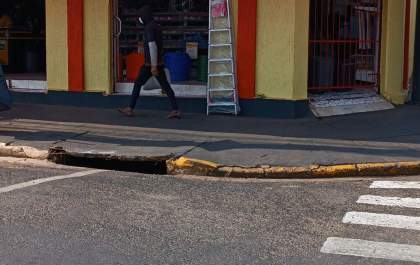 Morador de rua danifica porta de farmácia no centro comercial de Andadina