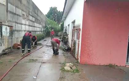 Incêndio destrói interior de residência e cães são salvos pelos vizinhos