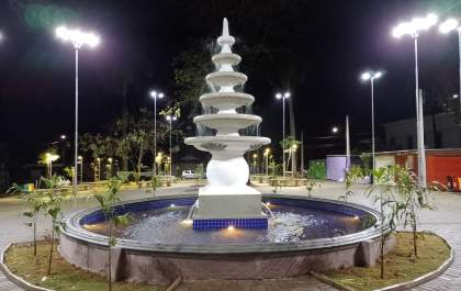 Fonte luminosa vira atração após revitalização da praça Dr. Jaime de Oliveira