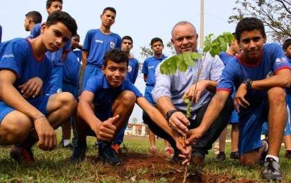 Meio Ambiente celebra Dia da Árvore com plantio de mudas e entrega de certificados para podadores
