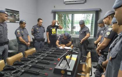 Baep recebe 15 fuzis de airsoft para treinamento tático operacional