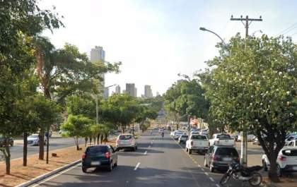 Ônibus provoca engavetamento com 5 veículos na avenida Brasília