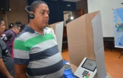 TRE-MS realiza treinamento com a urna para deficientes cegos e surdos