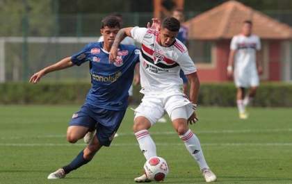 Goleiro do São Paulo faz gol de falta em partida contra o Penapolense pelo Sub-20