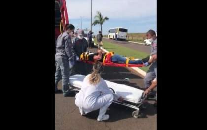 Motociclista sofre acidente na estrada de acesso ao Friboi