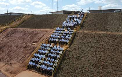 Suzano contrata 129 profissionais formados do programa de qualificação técnica industrial em Ribas do Rio Pardo