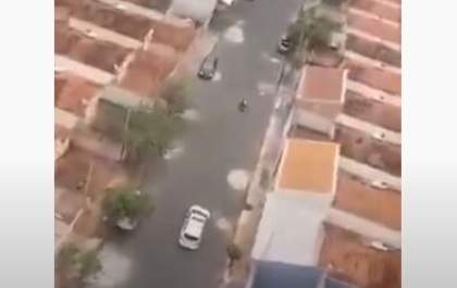 Vídeo mostra jovem fugindo da polícia em Birigui em moto com placa adulterada