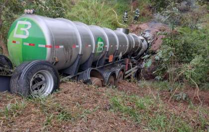 Bitrem com soda cáustica cai no ribeirão Lajeado