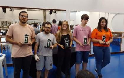 Enxadrista araçatubense é campeã geral em festival de xadrez em Rio Preto
