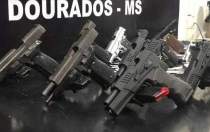 Idosa que guardava armas do PCC confunde policiais com bandidos e é presa