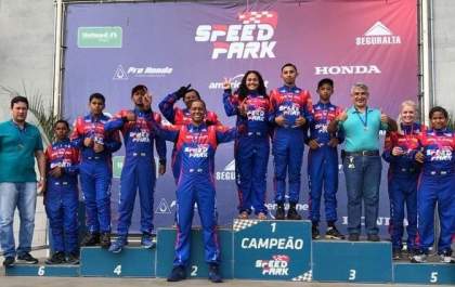 Adolescentes do Cras TV participam de corrida no kartódromo Speed Park