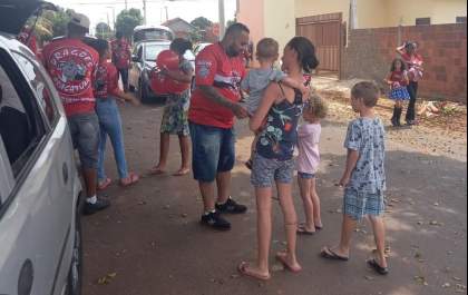 Torcida Dragões da Real distribui 400 bolas em ação do Dia das Crianças