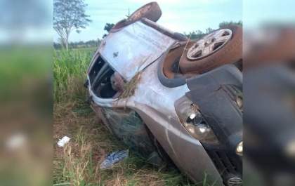 Carro capota e deixa três feridos em estrada de Pereira Barreto