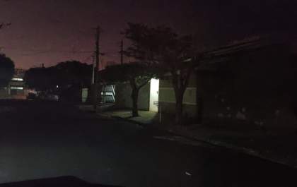 Moradores não conseguem falar com empresa responsável pela iluminação pública