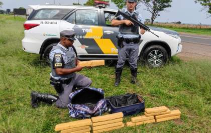 Jovem de 22 anos é preso com 15 tijolos de maconha