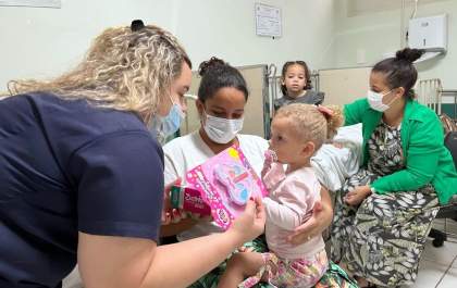 Crianças da Pediatria da Santa Casa ganham festa e brinquedos