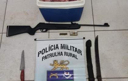 Homem é flagrado transportando carne de capivara e espingarda