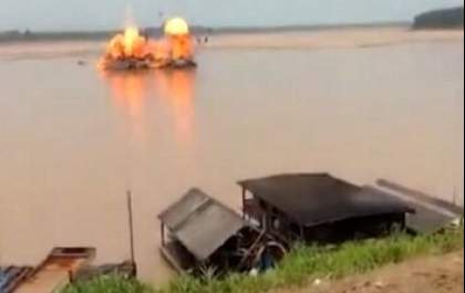 PF e fiscais do Ibama destroem dragas de garimpo ilegal no rio Madeira em Rondônia