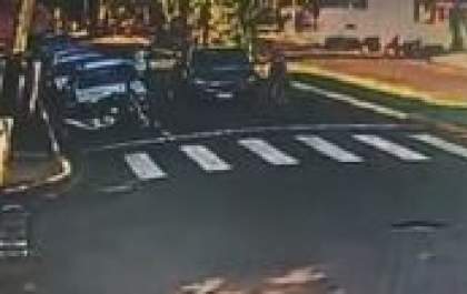 Dupla é presa após assaltar mulheres em carro em cruzamento em Araçatuba