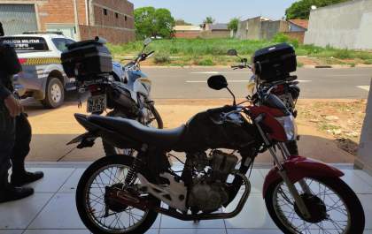 Com moto irregular e sem CNH, Homem desacata PM