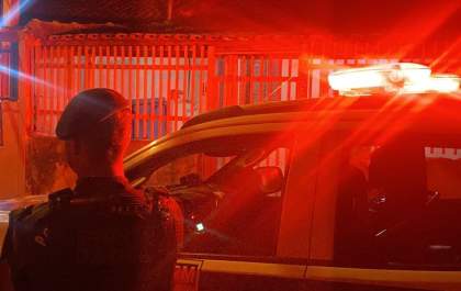 Homem com tornozeleira agride companheira e acaba preso