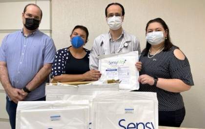 Grupo de mulheres empresárias doa mantas térmicas para a Santa Casa de Araçatuba