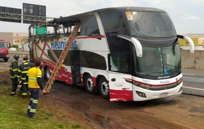 Ônibus pega fogo na Marechal Rondon em Araçatuba