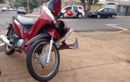 Mãe e filha ficam feridas em colisão de Biz com carro