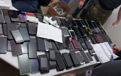 Polícia Civil de Araçatuba faz operação contra acusados de burlar sistema de bloqueadores de sinais de celulares em presídio