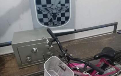 PM localiza em terreno baldio Cofre e bicicleta furtados