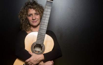 Camerata de Violões do Projeto Guri em Araçatuba se apresenta sob a regência de Paola Picherzky