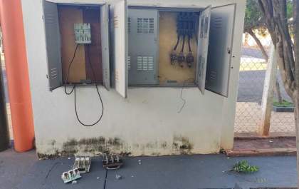 Escola suspende aulas após furto de fios de energia
