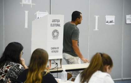 Após nove horas, horário de votação termina em todo o país