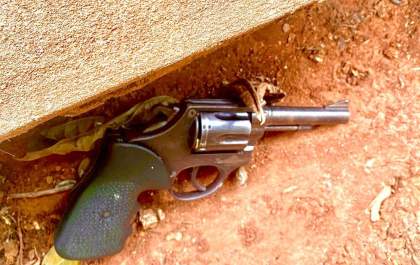 Morador encontra revólver na calçada