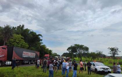 Rodovia em Penápolis tem manifestação por caminhoneiros