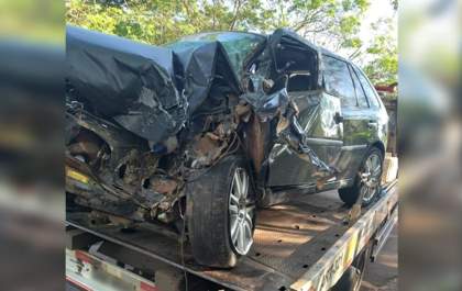 Motorista fica ferido em acidente entre carro e caminhão em Andradina