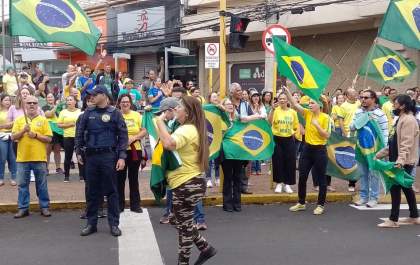 Bolsonaristas protestam no Calçadão de Araçatuba contra eleição de Lula