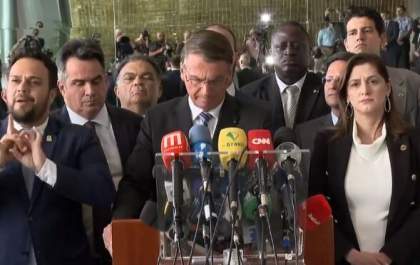 Bolsonaro faz breve pronunciamento, sem mencionar Lula