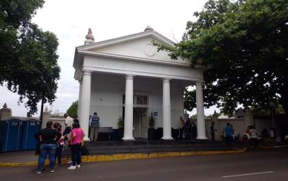 Bandidos furtam imagem de Nossa Senhora em túmulo no cemitério da Saudade
