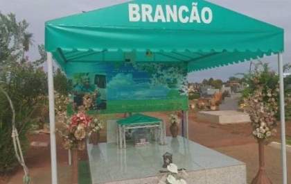 Túmulo do músico Brancão está entre os mais visitados no Dia de Finados