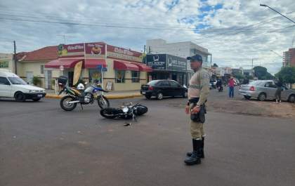 Acidente envolvendo carro e moto no Centro de Três Lagoas