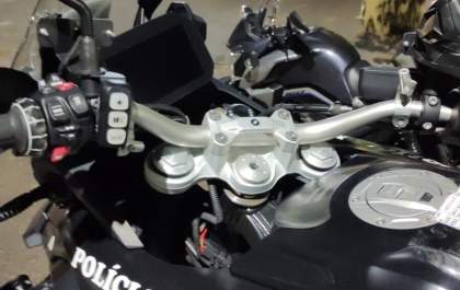 Adolescente é flagrado empinando moto, com maconha